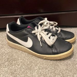 Nike Court Majestic womens sneakers size 9